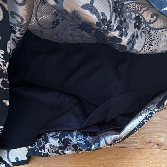 Beautiful good and black skirt - midi length - medium nwt - Picture 4 of 4